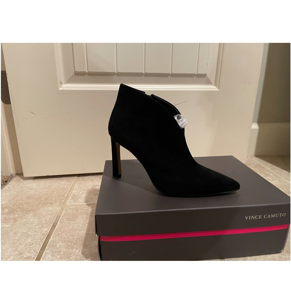 NEW NEVER WORN VINCE CAMUTO BLACK SUEDE BOOTIE